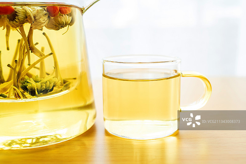 冲泡好的草本养生花茶图片素材