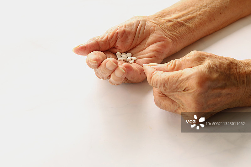 老年人的手和药图片素材