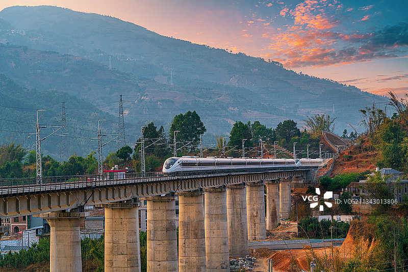 云南临沧市大临铁路动车组图片素材