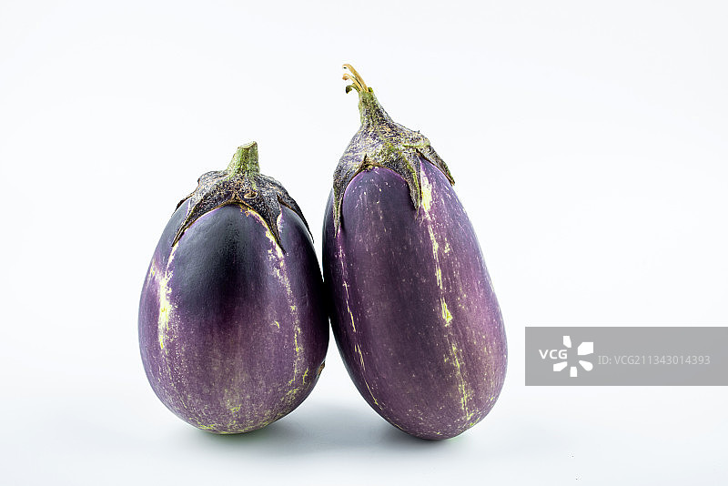 白背景上的新鲜茄子图片素材