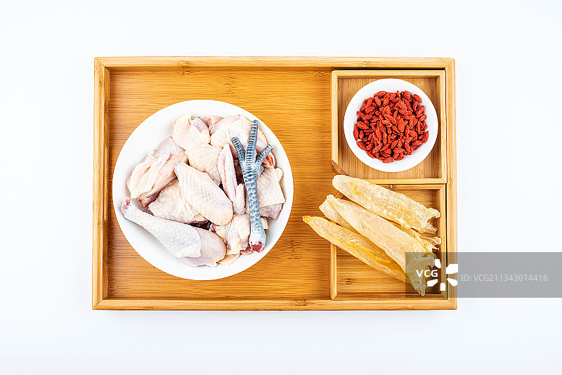 中国养生汤食材新鲜母鸡和枸杞鱼胶图片素材