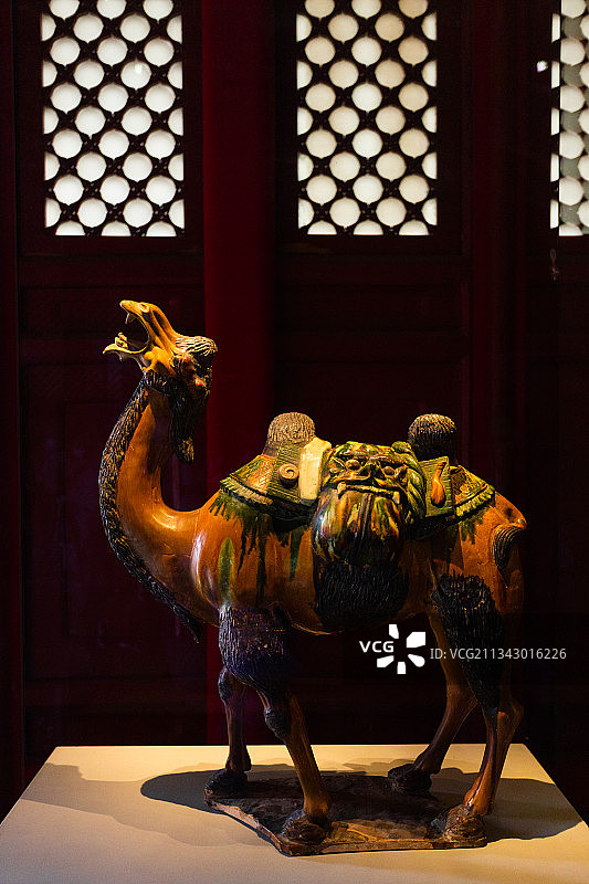 中国北京故宫慈宁宫雕塑馆内摆放的唐三彩骆驼图片素材