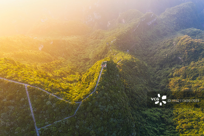 河南焦作修武县云台山青龙峡景区观景台亭子夏季户外风光航拍视角图片素材