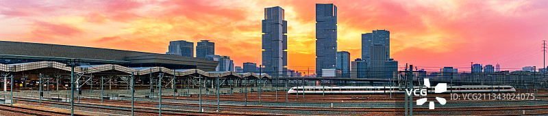 中国河南郑州东站火车站高铁列车图片素材