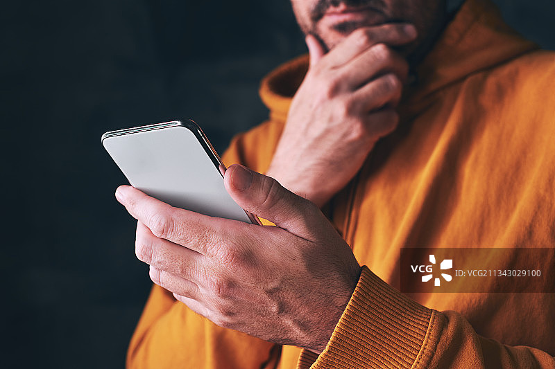 男子在塞尔维亚使用手机的腰部特写图片素材