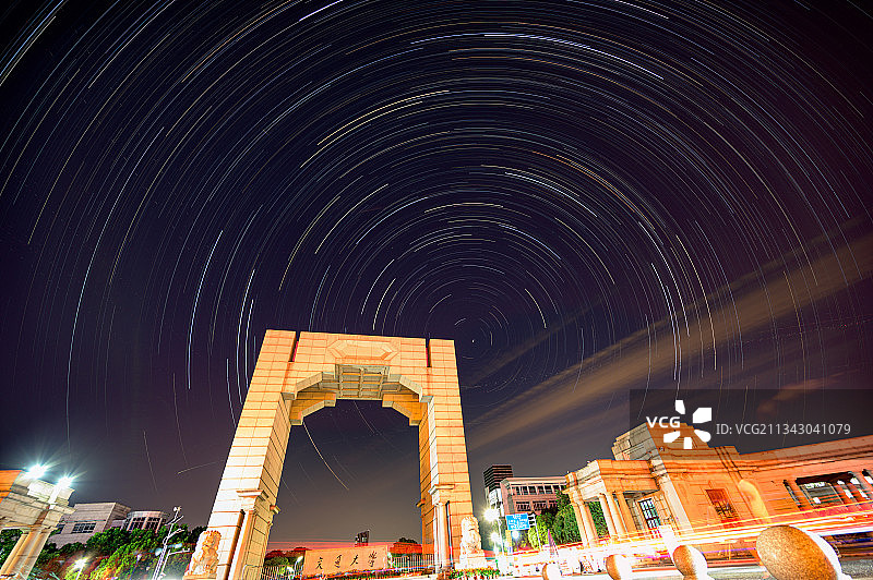 上海闵行区上海交通大学南大门星轨图片素材