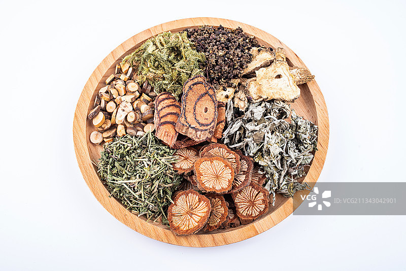 白背景上一碟泡脚中药材图片素材