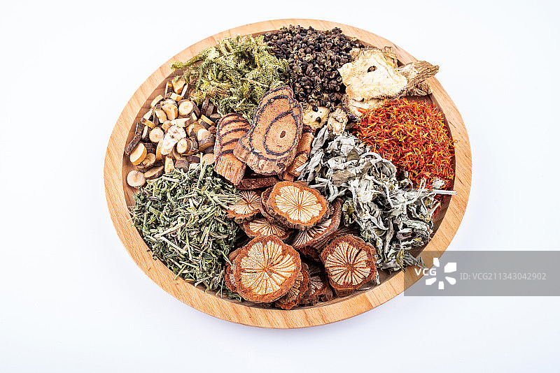 白背景上一碟泡脚中药材图片素材