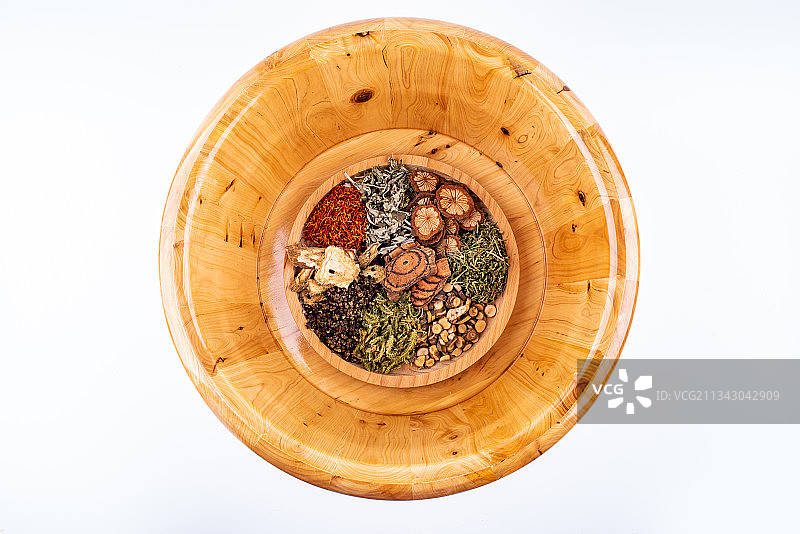 足浴桶和足疗中药材图片素材