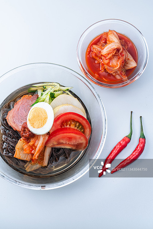 一碗朝鲜冷面放在白色背景上图片素材