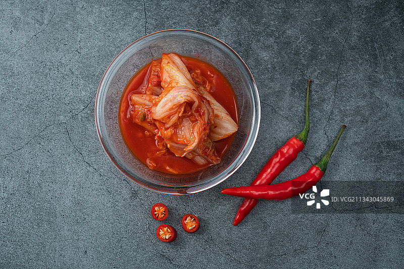 一碗朝鲜辣白菜放在深灰色背景上图片素材