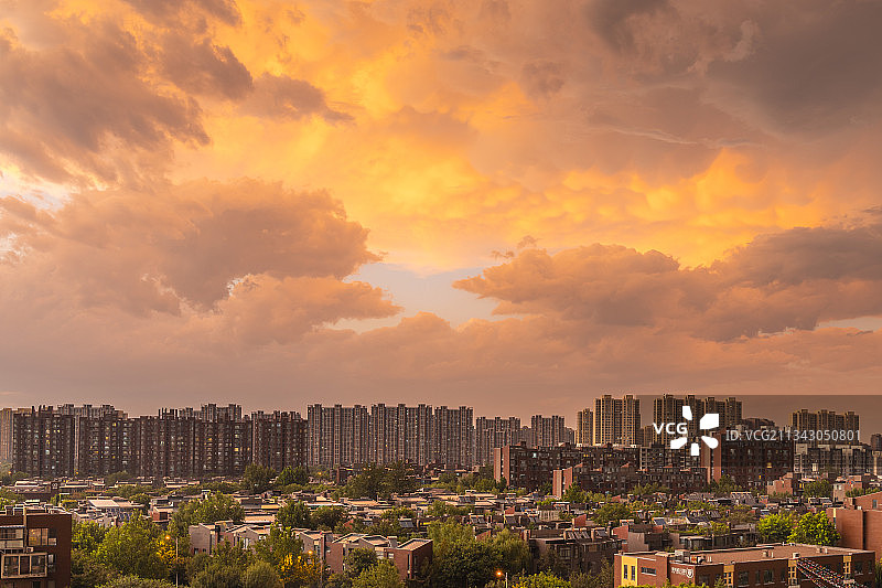 北京西二旗领秀硅谷昌平龙域中心雨中的火烧云图片素材