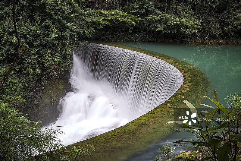 贵州省荔波县小七孔景区卧龙潭瀑布图片素材