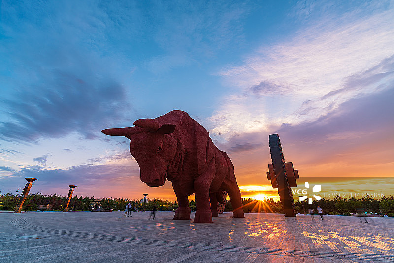苏尼特右旗劲牛广场黄昏图片素材