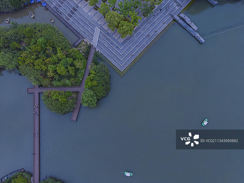 江苏省常州市钟楼区北港街道青枫公园的湖滨栈道航拍图片素材