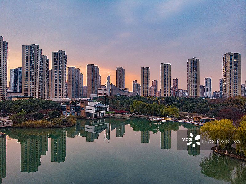 江苏省常州市钟楼区青枫公园的冬日晚霞航拍全景图片素材