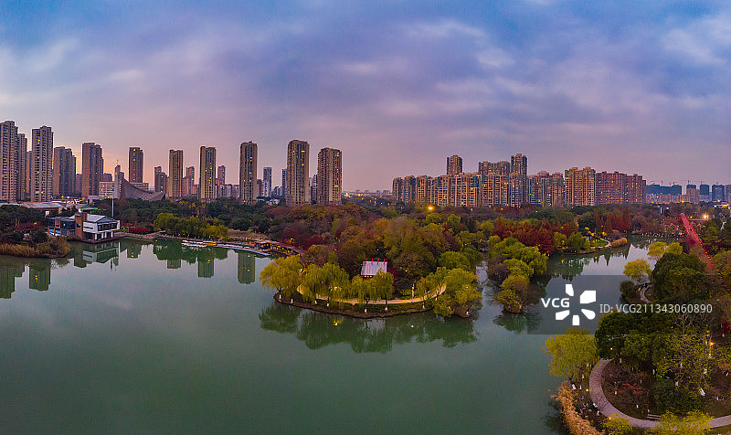 江苏省常州市钟楼区青枫公园的冬日晚霞航拍全景图片素材