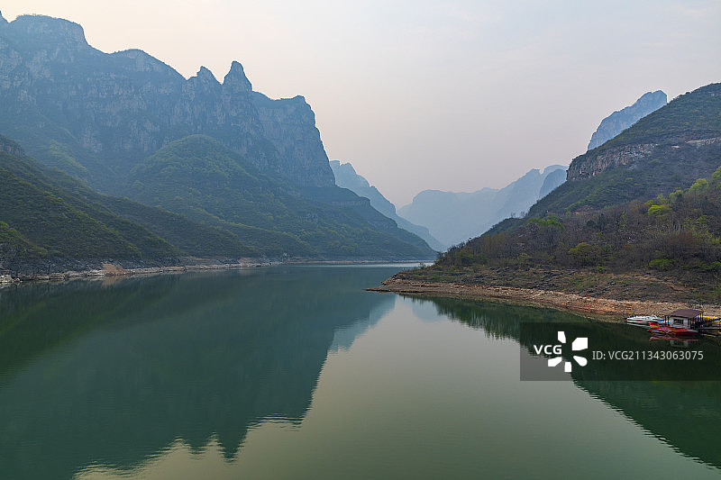 河南省焦作市修武县云台山风景区：子房湖景点春天阴天户外风光图片素材