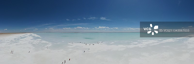 青海东台吉乃尔湖天空之境图片素材