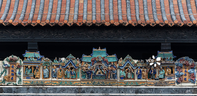 岭南祠堂屋顶上惟妙惟肖的泥塑和彩绘图片素材