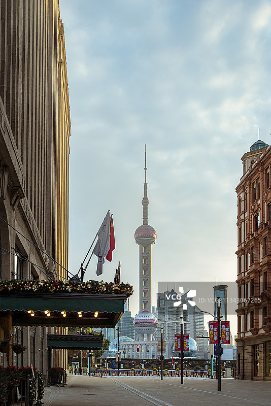 沐浴在清晨阳光中的南京路，著名的和平饭店和东方明珠塔同框图片素材