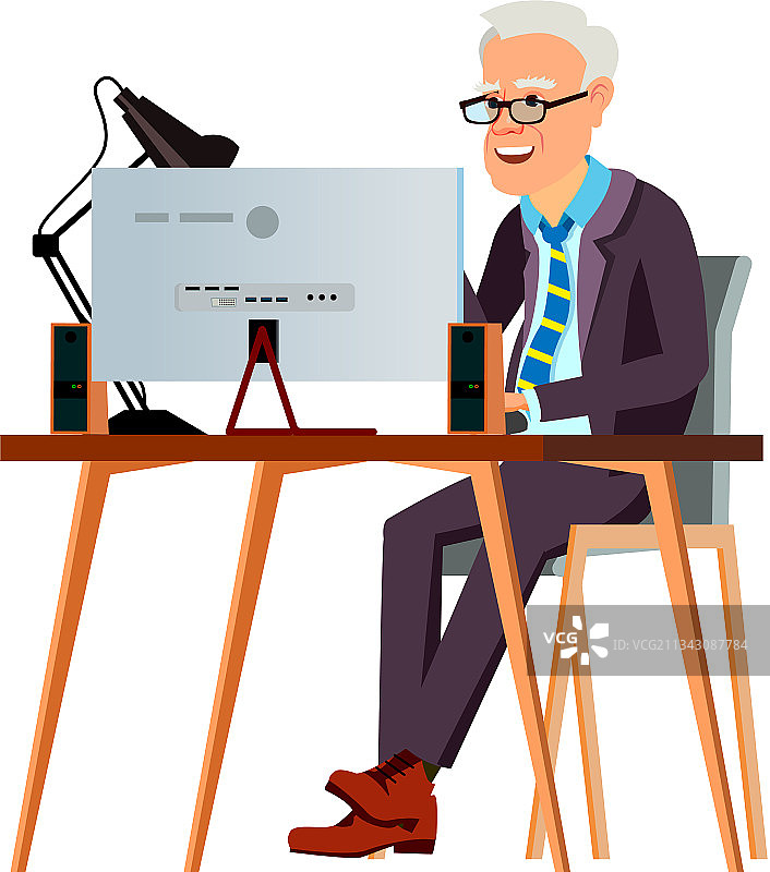 快乐的中年男人在电脑上看有趣的书图片素材