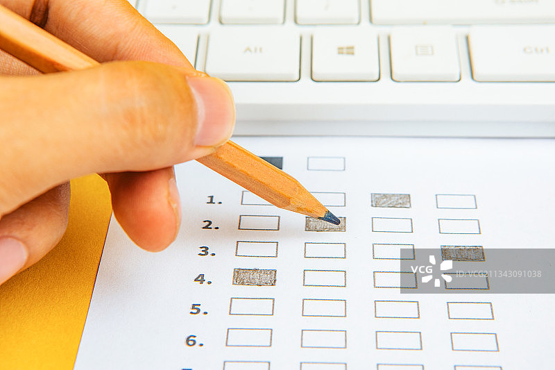 在答题卡上涂抹答题卡进行考试测验图片素材