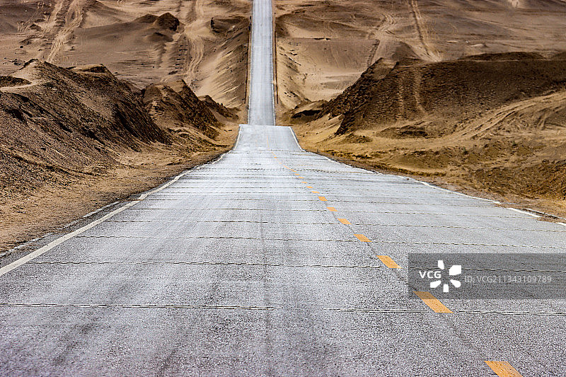 穿越无人区，打卡U型公路。图片素材