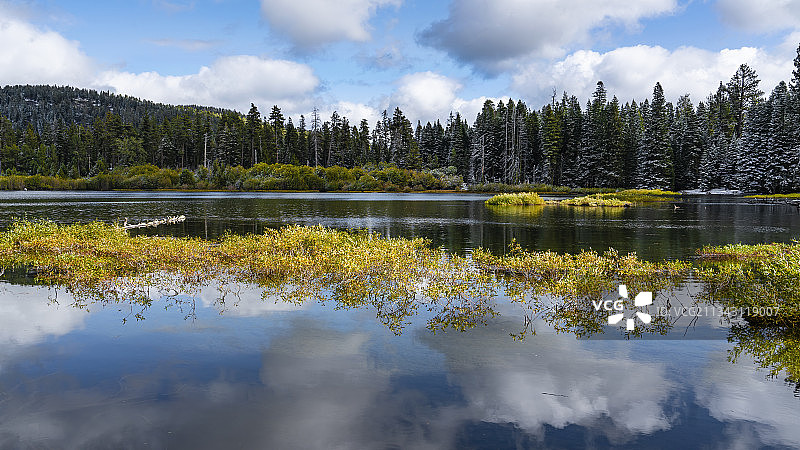 静谧湖畔图片素材