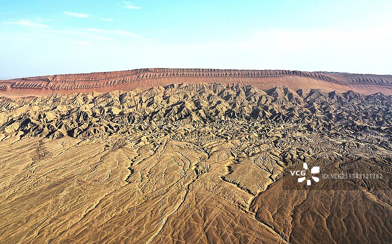 新疆火焰山下葡萄园与晾房成景观图片素材