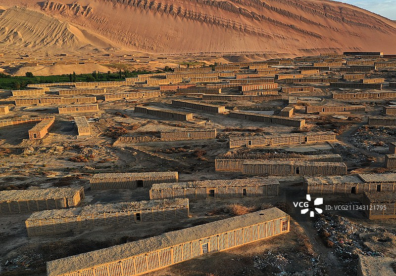 新疆火焰山下葡萄园与晾房成景观图片素材