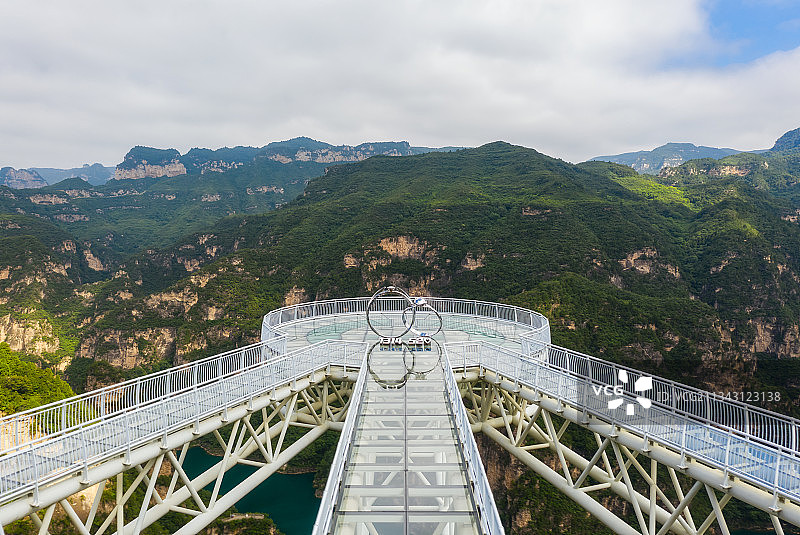 河南焦作云台山景区峰林峡玻璃栈道观景平台夏季户外风光航拍视角图片素材
