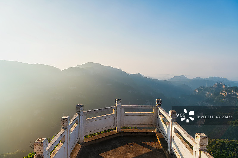 河南焦作云台山景区青龙峡山顶观景台夏季日出户外风光高视角图片素材