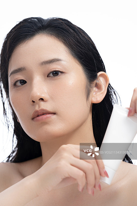 青年女人展示护肤产品图片素材