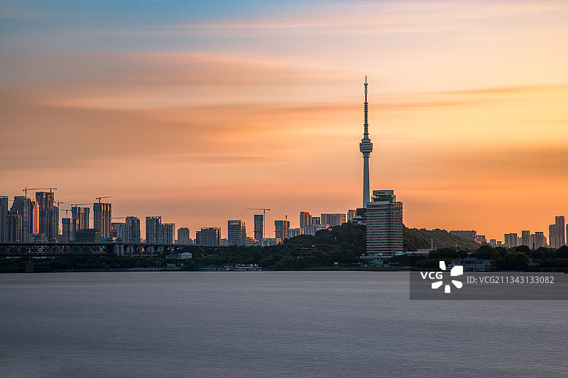江城晚霞与龟山电视塔（污点修复版本图片素材