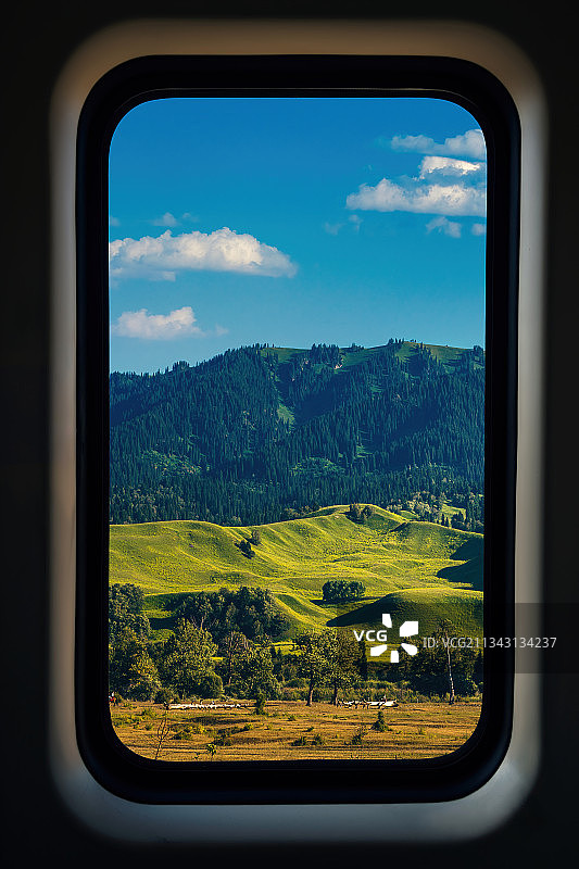 窗外的草原图片素材