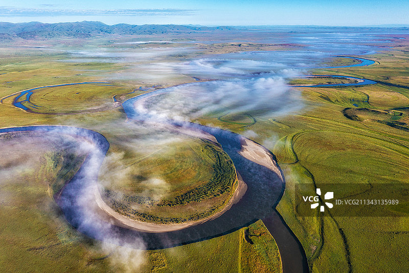在若尔盖草原上拍摄的白河峡谷上的晨雾图片素材