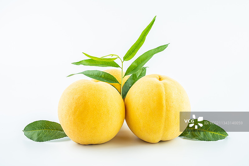 白背景上的黄桃图片素材