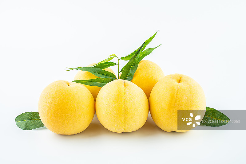 白背景上的黄桃图片素材