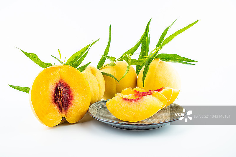 白背景上的红心黄桃水果切片图片素材
