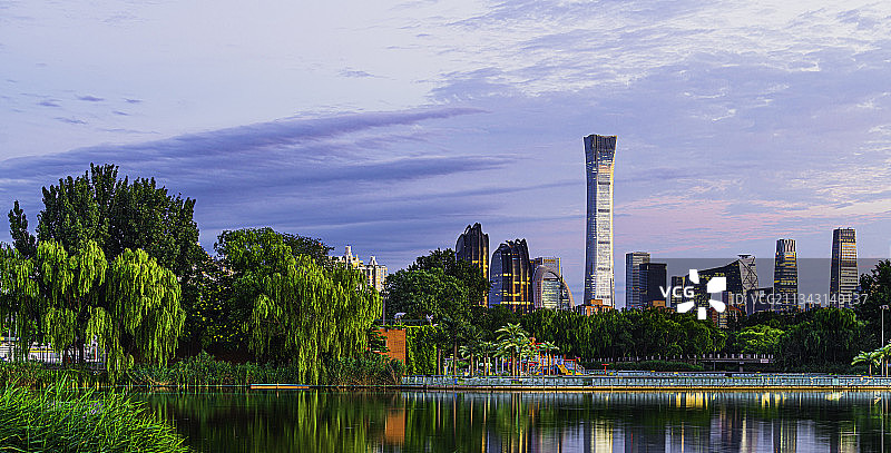 蓝调时刻，北京朝阳公园北码头眺望CBD建筑群图片素材