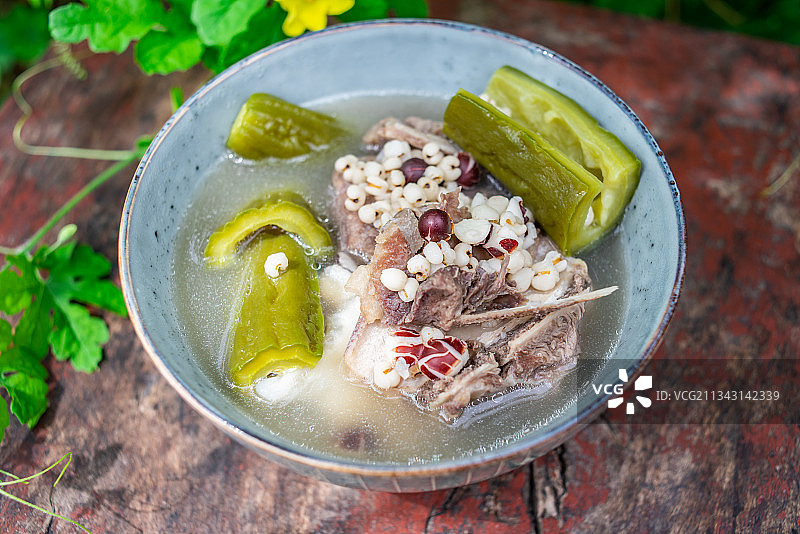 夏季去湿汤薏米苦瓜猪骨汤图片素材