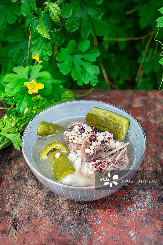 夏季去湿汤薏米苦瓜猪骨汤图片素材