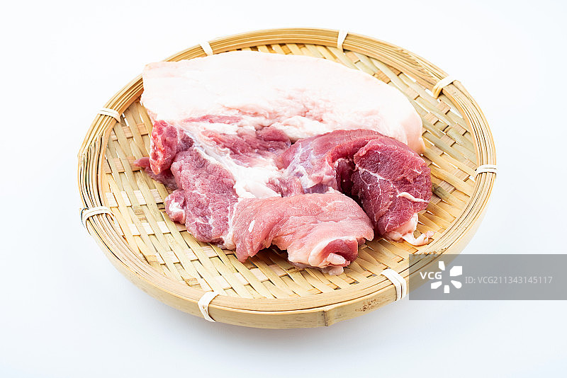 白背景上一碟新鲜前腿肉猪肉图片素材