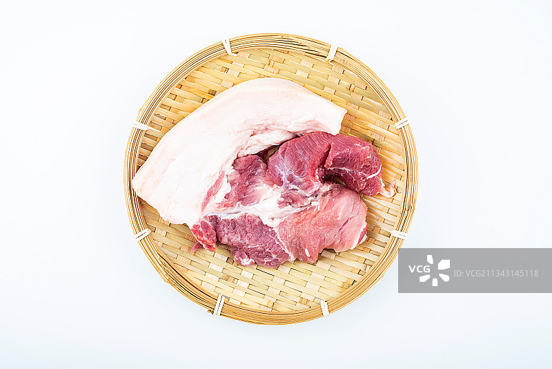 白背景上一碟新鲜前腿肉猪肉图片素材
