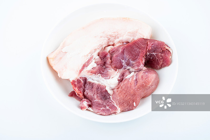 白背景上一碟新鲜前腿肉猪肉图片素材