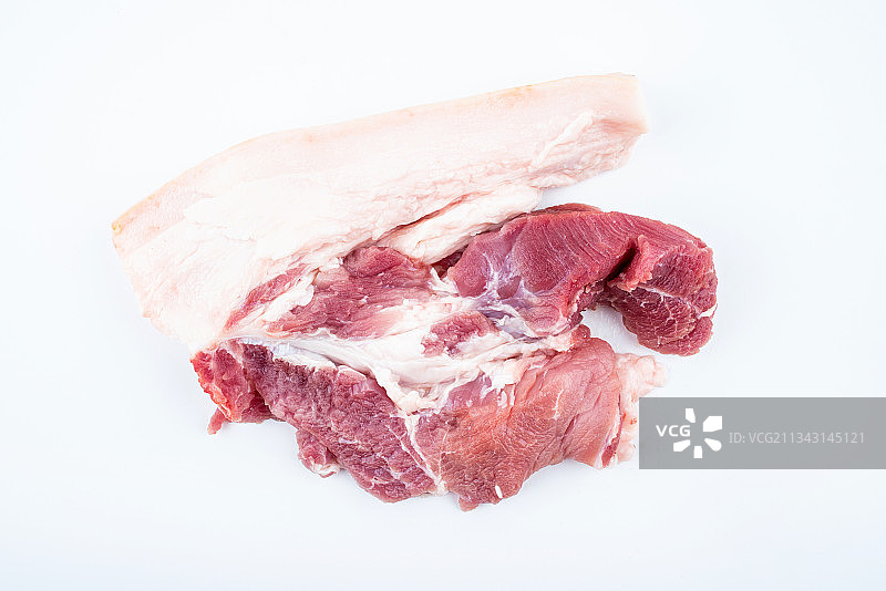 白背景上一碟新鲜前腿肉猪肉图片素材