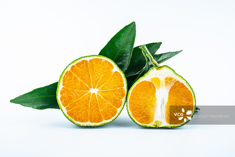 白背景上的新鲜青桔子果肉切片图片素材