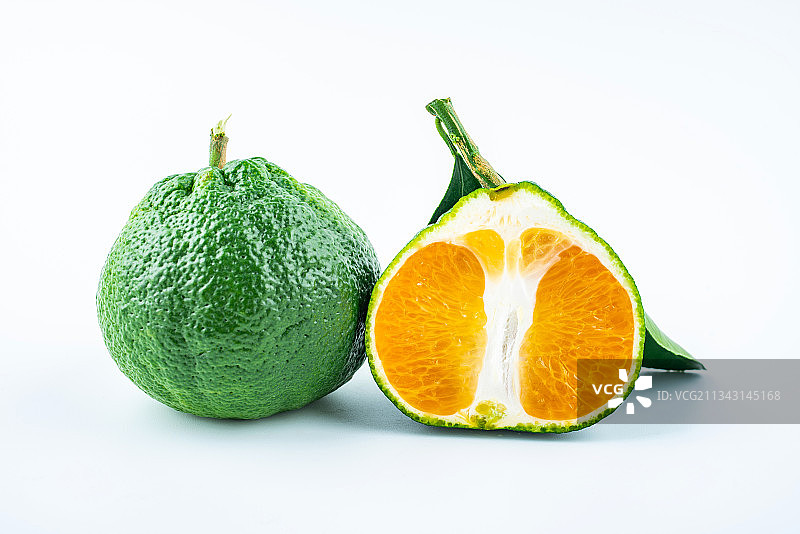 白背景上的新鲜青桔子果肉切片图片素材