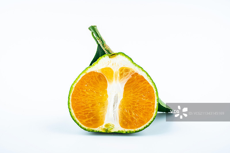 白背景上的新鲜青桔子果肉切片图片素材